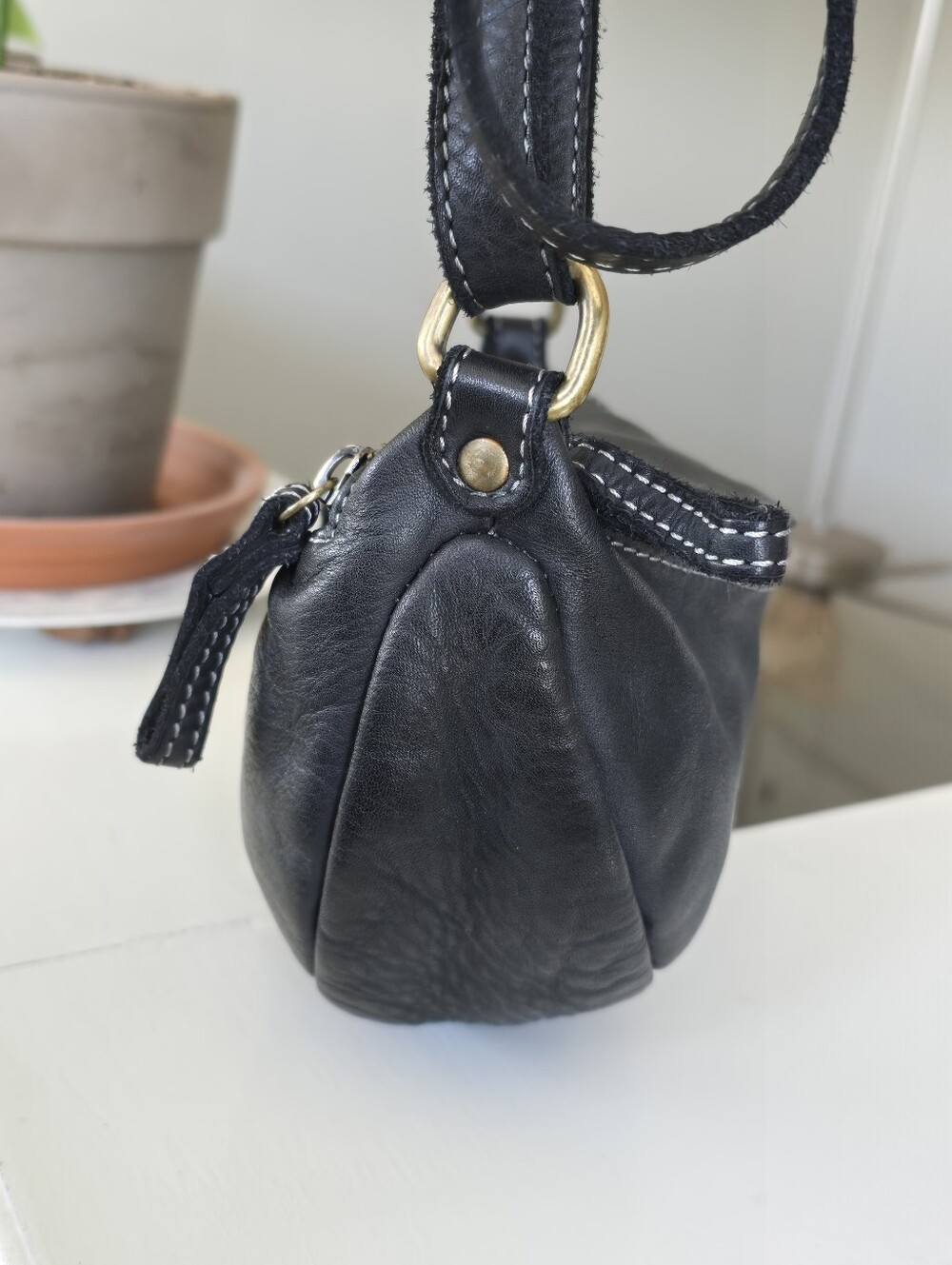 Bolsa Nova Avery (Free People) Black Leather Crescent Shoulder/ Crossbody Bag - Picture 4 of 11
